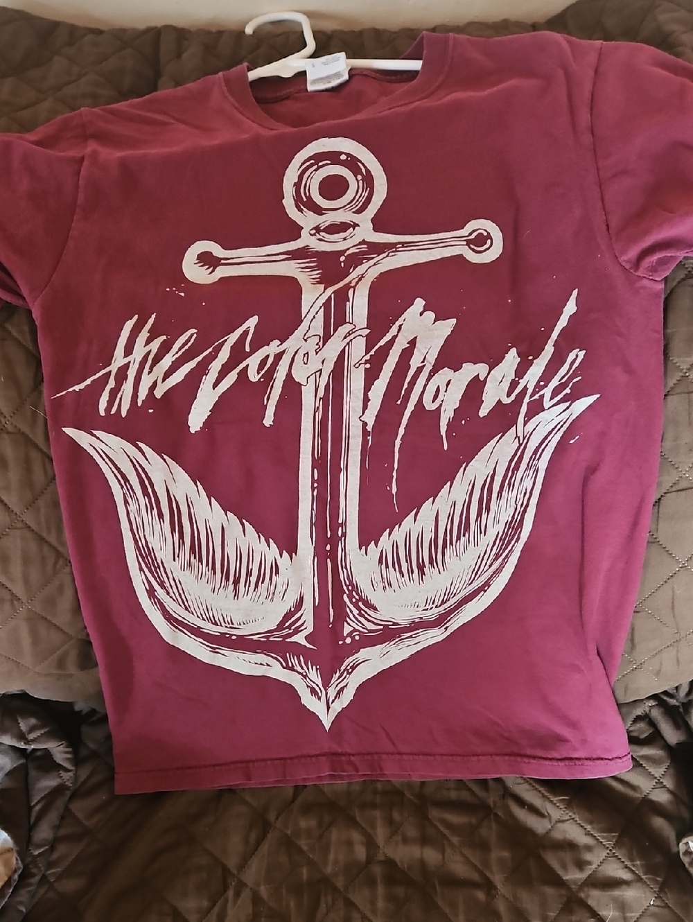 THE COLOR MORALE Graphic Anchor T-Shirt in Burgundy